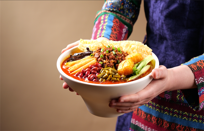 小县城开螺蛳粉加盟店.png