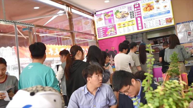 在青岛开螺蛳粉加盟店咋整？40㎡起步的柳蛳蛳螺蛳粉加盟店超灵活