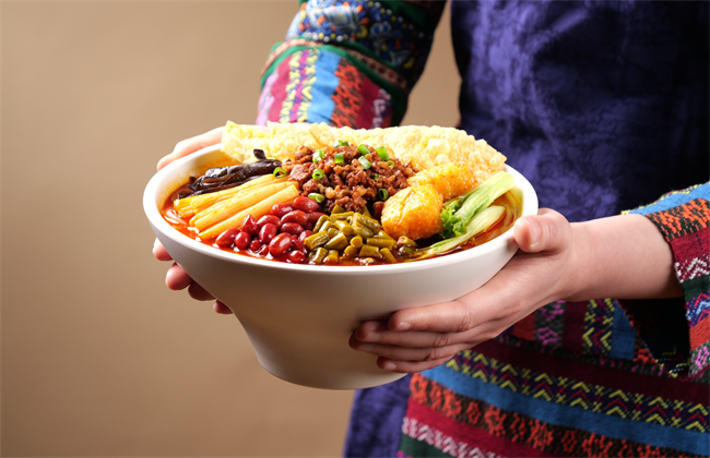 张家界开螺蛳粉加盟店怎么选？柳蛳蛳灵活店型+复合经营，算好这笔账更稳